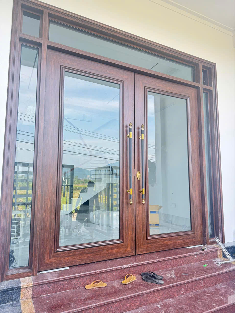 Cửa nhôm hệ thủy lực mẫu 2 vân gỗ hình 01
