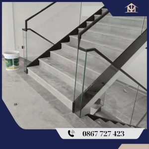Cầu thang kính tay vịn inox vuông