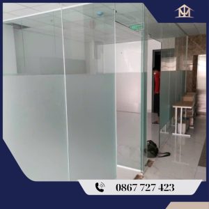Vách nhôm ngăn phòng kính cường lực mờ VN30