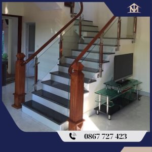 cầu thang kính cường lực tay vịn gỗ